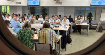 Photo de la séance à travers le hublot de la salle de réunion