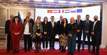 La cérémonie d’ouverture du jumelage à Podgorica le 27 mars 2024. De gauche droite : Marton Bittsanszky, chef de projet (Hongrie), Sonja Schalud, cheffe de projet (Autriche), Anne-Marie Maskay, ambassadrice de France au Monténégro, Jean-Louis Buer, chef de projet (France), Maria Rath, conseillère résidente du jumelage (Autriche), Mateja Namanic Markus, cheffe de projet (Slovénie), Vladimir Joković, Ministre de l’Agriculture, des Forêts et de la Gestion de l’eau du Monténégro.