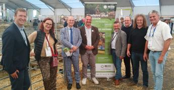 Photo des intervenants sur un stand du sommer de l'élevage 2025