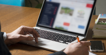 Deux mains sur un clavier d'ordinateur portable ouvert