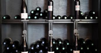 Bouteilles de vin entreposés pour la vente dans les casiers d'une cave