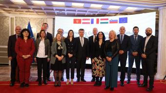 La cérémonie d’ouverture du jumelage à Podgorica le 27 mars 2024. De gauche droite : Marton Bittsanszky, chef de projet (Hongrie), Sonja Schalud, cheffe de projet (Autriche), Anne-Marie Maskay, ambassadrice de France au Monténégro, Jean-Louis Buer, chef de projet (France), Maria Rath, conseillère résidente du jumelage (Autriche), Mateja Namanic Markus, cheffe de projet (Slovénie), Vladimir Joković, Ministre de l’Agriculture, des Forêts et de la Gestion de l’eau du Monténégro.