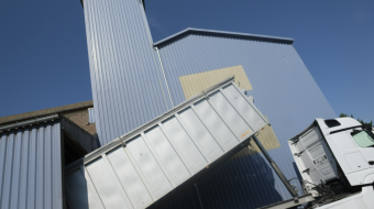 Acheminement des graines par camion benne dans un moulin