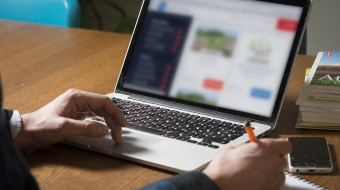 Deux mains sur un clavier d'ordinateur portable ouvert