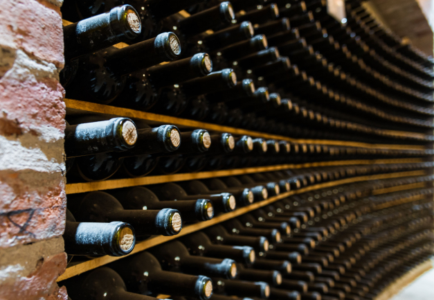 Bouteilles de vin stockées dans une cave