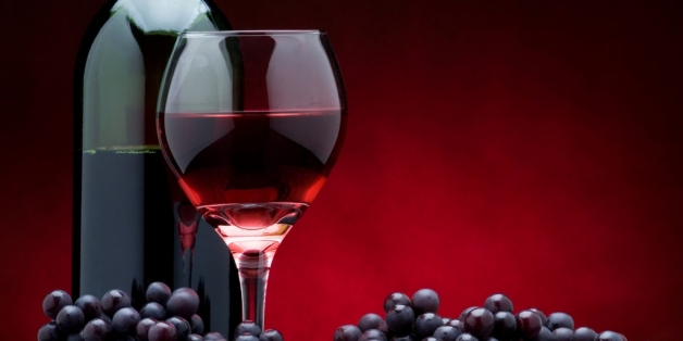 photo de bouteille de vin et grappe de raisin