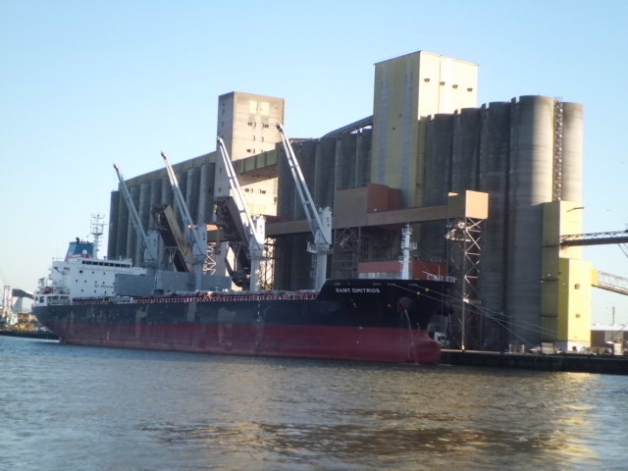 Silo portuaire de grains à Rouen pour l'exportation