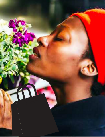 Femme sentant des fleurs