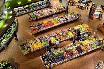 Rayons de fruits et légumes au supermarché